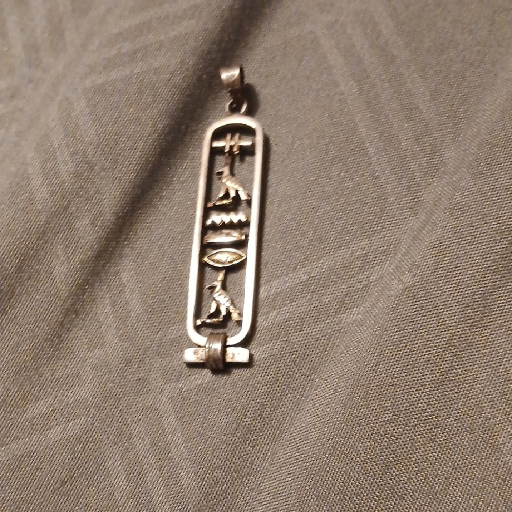 Elegant Silver Pendant Necklace - Picture 3 of 3